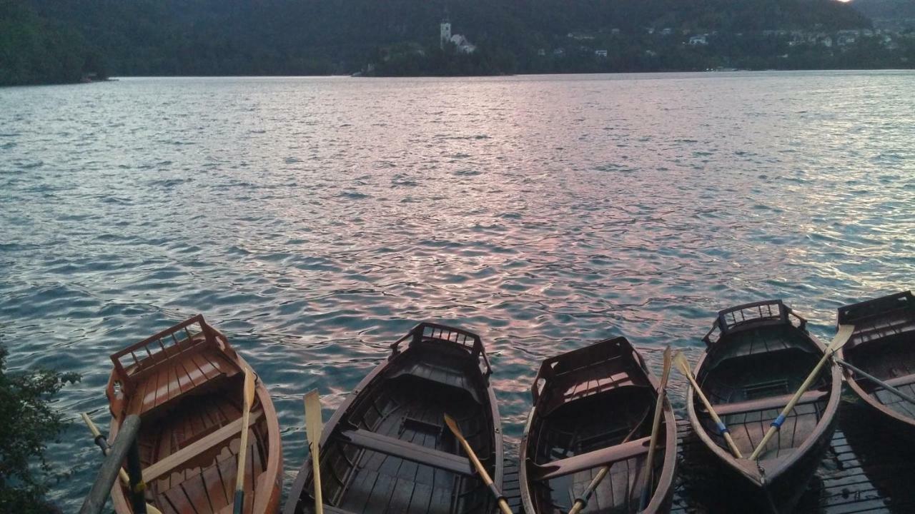 Pletna Lake View Apartment Bled Bagian luar foto